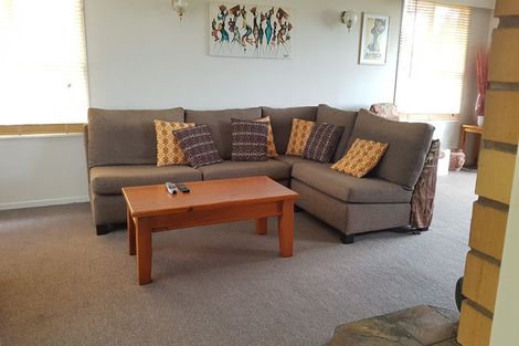 Photo of property in 38 Deverell Place, Northcross, Auckland, 0632