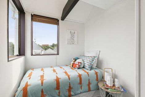 Photo of property in 140 Akaroa Drive, Maupuia, Wellington, 6022