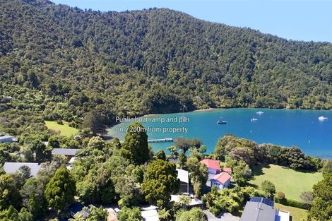 Photo of property in 19 Kamahi Road, Tennyson Inlet, 7195