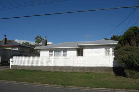 Photo of property in 8 Kenmore Street, Newlands, Wellington, 6037
