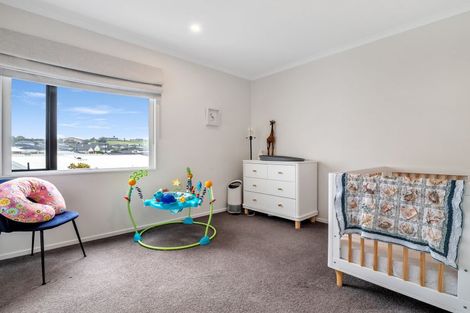 Photo of property in 18 Owen Chapman Drive, Red Beach, 0932