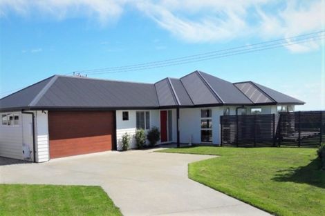 Photo of property in 11 Saint Heliers Grove, Fitzherbert, Palmerston North, 4410