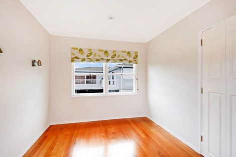 Photo of property in 4 Windsor Place, Windsor Park, Auckland, 0630
