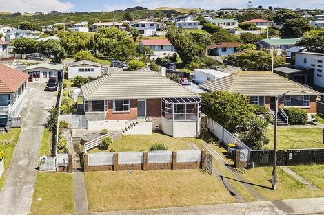 Photo of property in 130 Main Road, Titahi Bay, Porirua, 5022