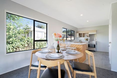 Photo of property in 10 Claverdon Drive, Massey, Auckland, 0614