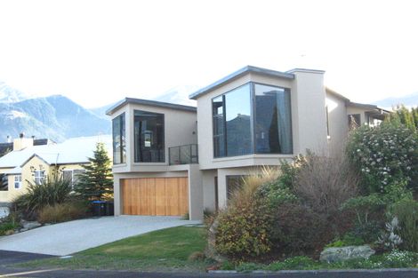 Photo of property in 85 Cedar Drive, Kelvin Heights, Queenstown, 9300