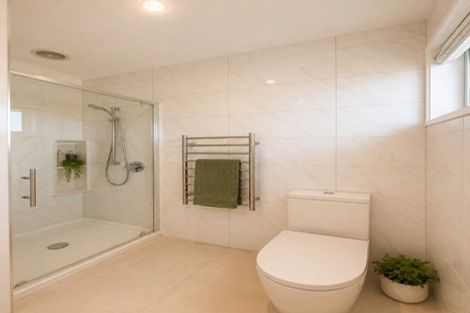 Photo of property in 76a Lake Road, Narrow Neck, Auckland, 0624