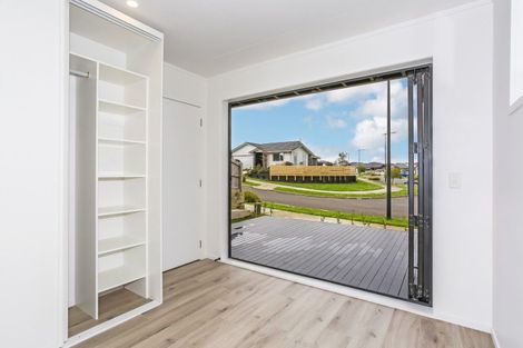 Photo of property in 16 Tahuna Minhinnick Drive, Glenbrook, 2681