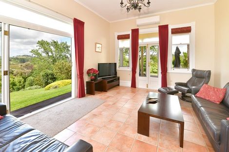 Photo of property in 141 Whangaparaoa Road, Red Beach, 0932