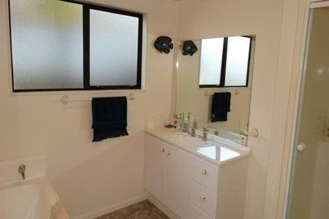 Photo of property in 1 San Fernando Way, Henderson, Auckland, 0612