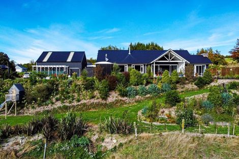 Photo of property in 98 Loch Views Road, Acacia Bay, Taupo, 3385