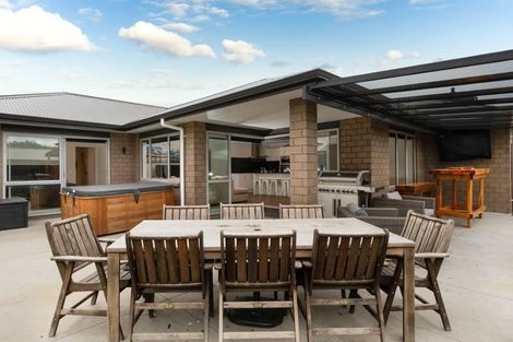 Photo of property in 17 Eric Farley Drive, Kumeu, 0810