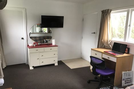 Photo of property in 17 Edgeworth Road, Glenfield, Auckland, 0629