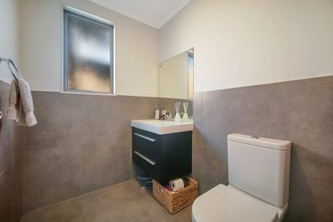 Photo of property in 13 Lambir Place, Fairview Heights, Auckland, 0632