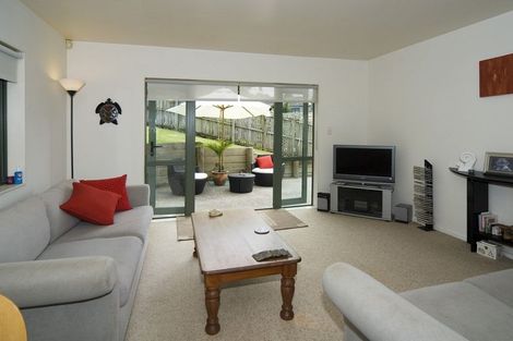 Photo of property in 10 Sherwood Grove, Northcross, Auckland, 0630