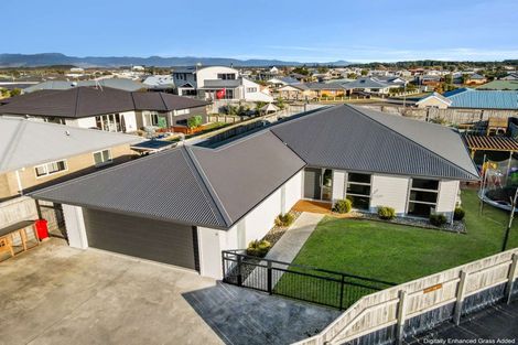 Photo of property in 17 Story Street, Foxton Beach, Foxton, 4815