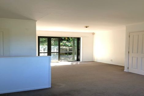 Photo of property in 28 Barker Rise, Northcross, Auckland, 0632