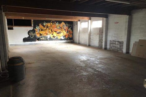 Photo of property in 208 Sunnynook Road, Totara Vale, Auckland, 0627