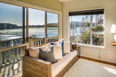 Photo of property in 15 Paekakariki Hill Road, Pauatahanui, Porirua, 5381