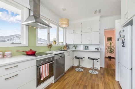 Photo of property in 73 Pupuke Road, Northcote, Auckland, 0627