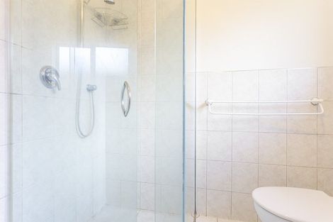 Photo of property in 4 Cliff View Drive, Green Bay, Auckland, 0604