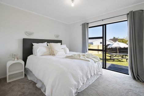 Photo of property in 18 Suzanne Grove, Kelvin Grove, Palmerston North, 4414