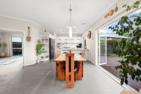 Photo of property in 22 Gibbston Close, Huntington, Hamilton, 3210