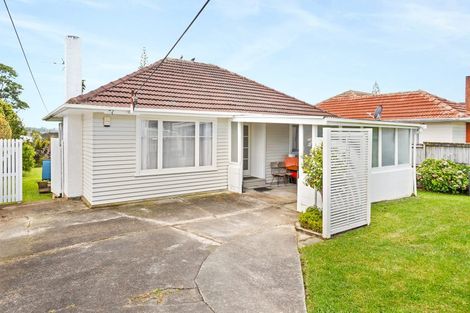 Photo of property in 31 Vodanovich Road, Te Atatu South, Auckland, 0610