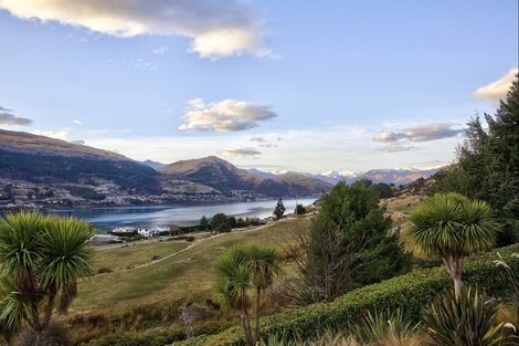 Photo of property in 17 Milward Place, Kelvin Heights, Queenstown, 9300