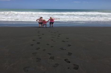 Photo of property in 2 Ekuarangi Place, Kaitake, New Plymouth, 4374