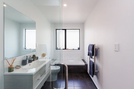 Photo of property in 3 Sardinia Grove, Fitzherbert, Palmerston North, 4410