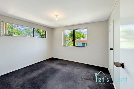 Photo of property in 18 Halloran Place, Massey, Auckland, 0614