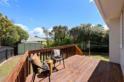 Photo of property in 4 Link Road, Newlands, Wellington, 6037