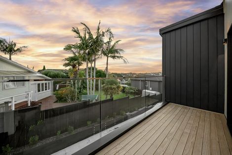 Photo of property in 16c Madison Place, Forrest Hill, Auckland, 0620