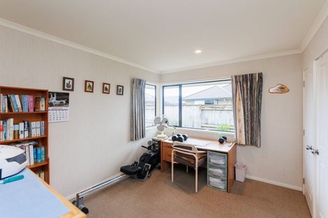 Photo of property in 24 Johnstone Drive, Fitzherbert, Palmerston North, 4410