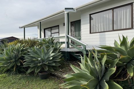 Photo of property in 1 Stella Drive, Clarks Beach, 2122