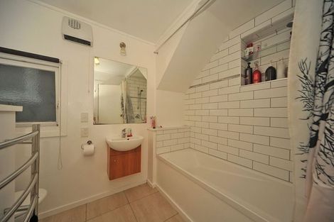 Photo of property in 66 Hawker Street, Mount Victoria, Wellington, 6011