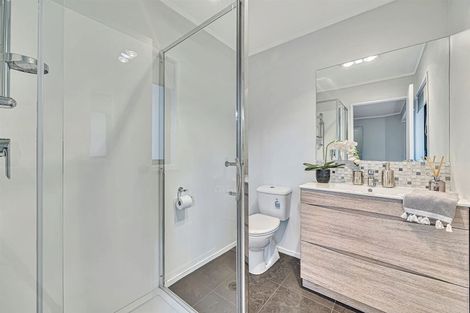 Photo of property in 11 Raphael Place, West Harbour, Auckland, 0618
