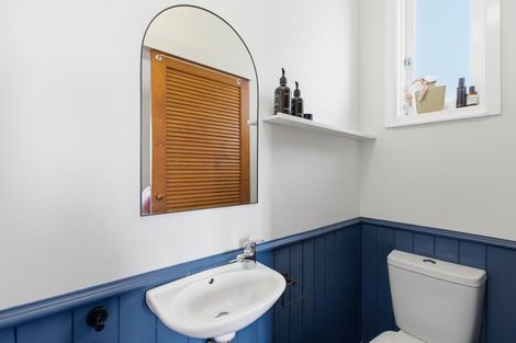 Photo of property in 180 Sutherland Road, Lyall Bay, Wellington, 6022