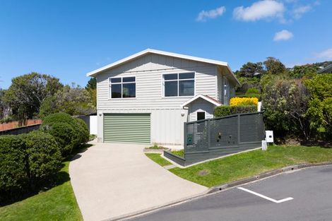 Photo of property in 2 Windermeer Grove, Churton Park, Wellington, 6037