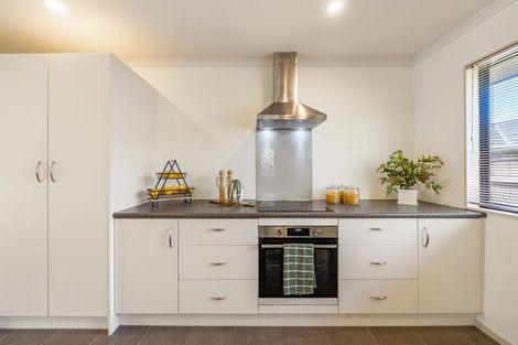 Photo of property in 6 Mcewen Crescent, Riverstone Terraces, Upper Hutt, 5018