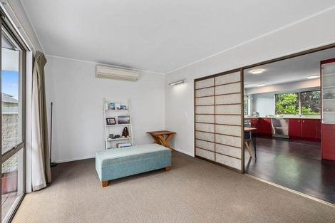 Photo of property in 2/5 Hanlon Crescent, Narrow Neck, Auckland, 0624