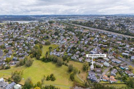 Photo of property in 2/109 Athena Drive, Totara Vale, Auckland, 0629
