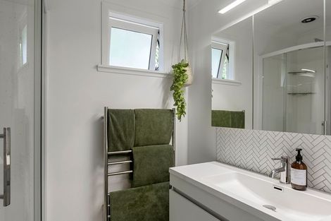 Photo of property in 19 Swan Crescent, Pakuranga, Auckland, 2010