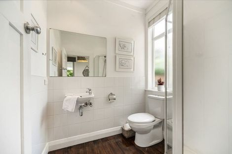 Photo of property in 15 Waterview Road, Stanley Point, Auckland, 0624