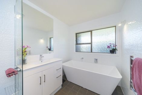 Photo of property in 15 Truscott Grove, Awapuni, Palmerston North, 4412