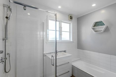 Photo of property in 18 Bideford Place, Dallington, Christchurch, 8061