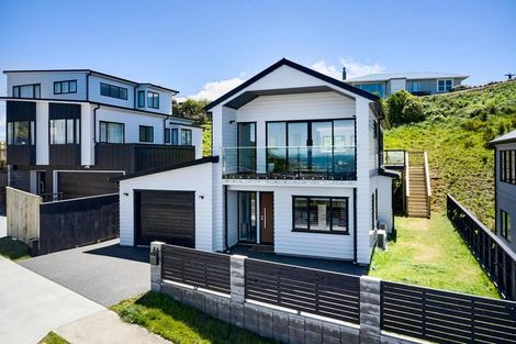 Photo of property in 44 Domett Street, Newlands, Wellington, 6037
