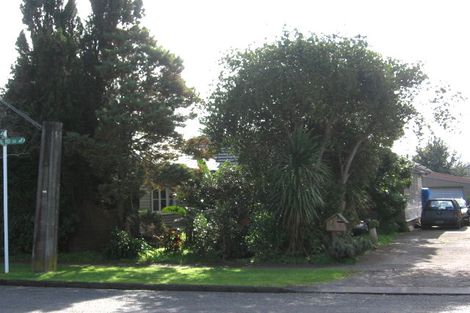 Photo of property in 33 Yeovil Road, Te Atatu Peninsula, Auckland, 0610