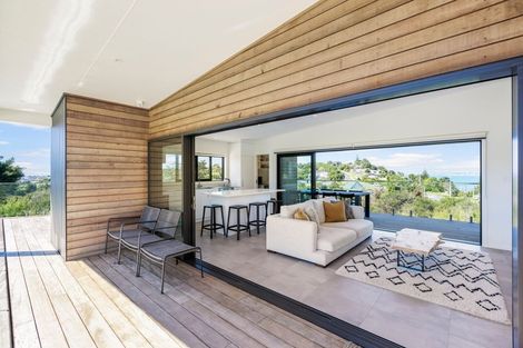 Photo of property in 1117a Whangaparaoa Road, Matakatia, Whangaparaoa, 0930